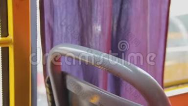 丁香窗帘在普通公共汽车的玻璃附近振荡。 紫色的帷幕飘扬